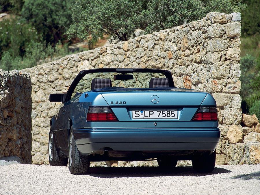  Mercedes-Benz E220 Cabriolet 1993 года  (фото 8 из 27)